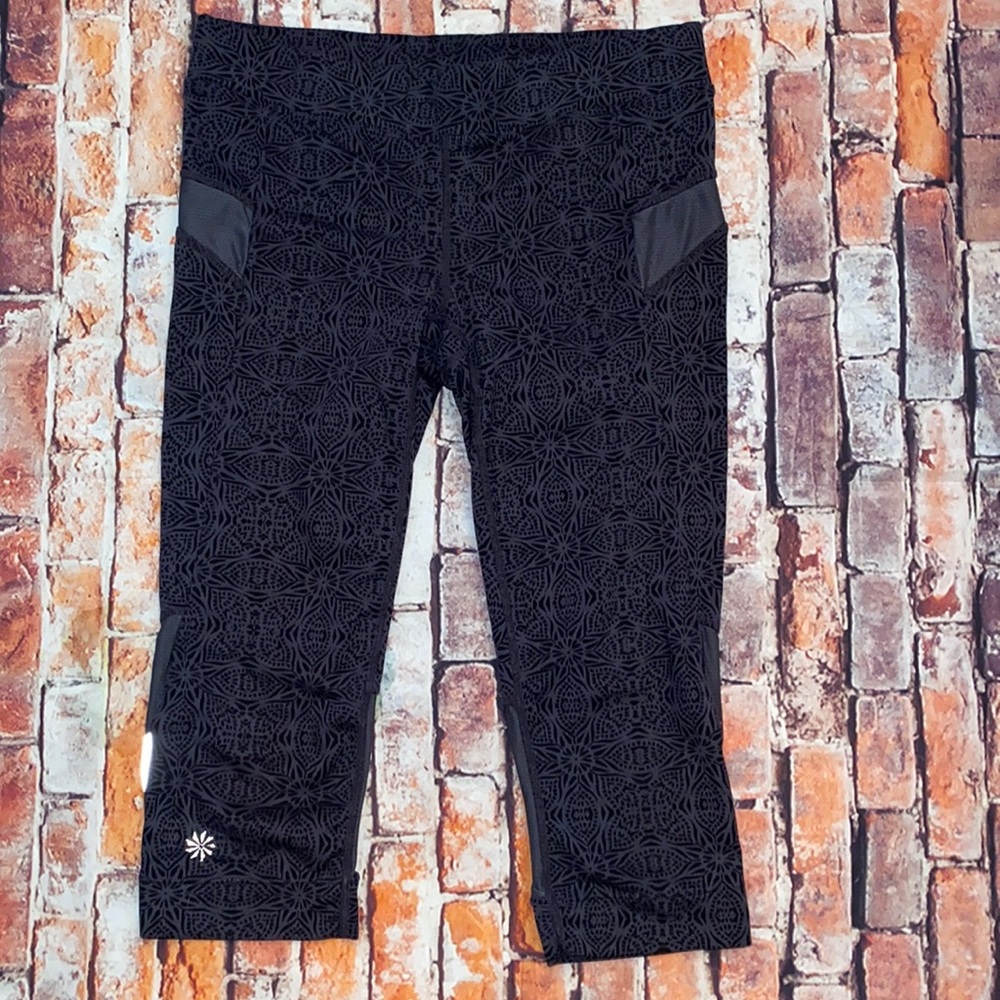 Athlete Women’s Size Xs  Gray Geometric Calf Length Leggings with Back Pocket.